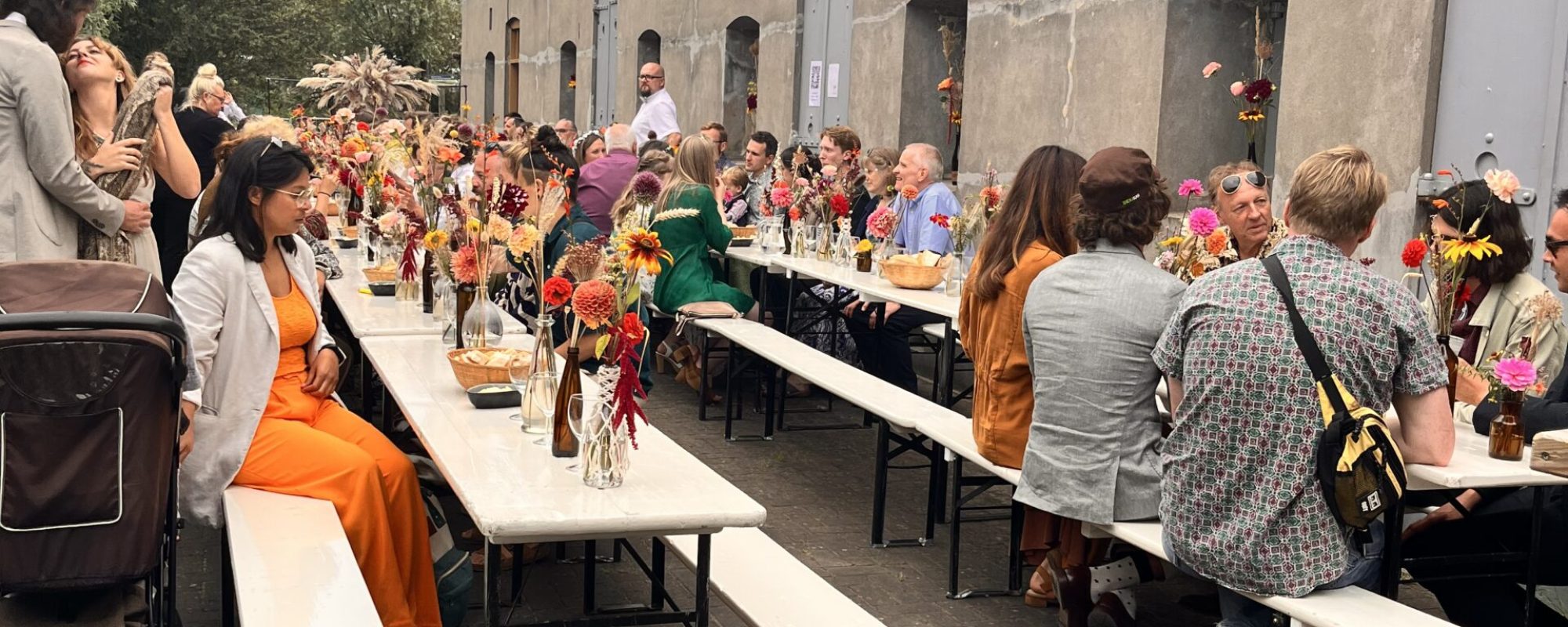Mooi gedekte lange tafels tijdens bruiloft in industriele setting